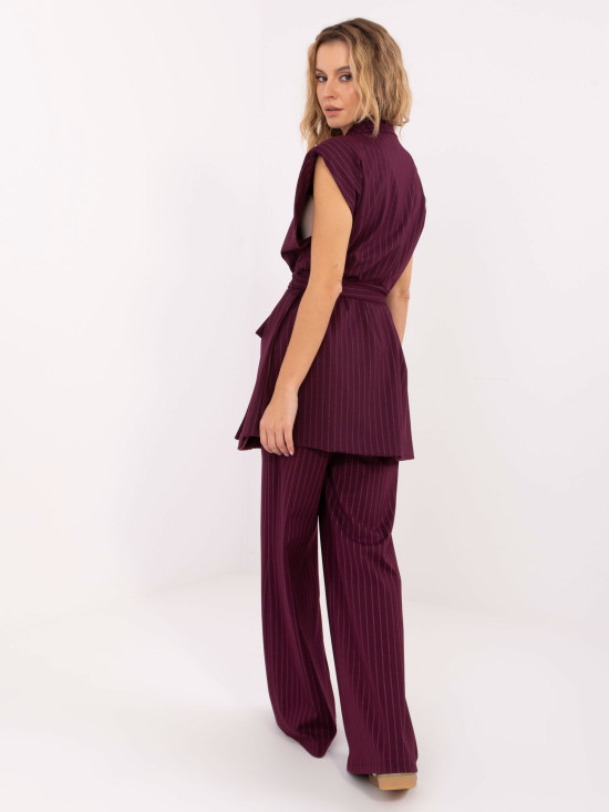 Elegantná bordová vesta s pásikmi a opaskom