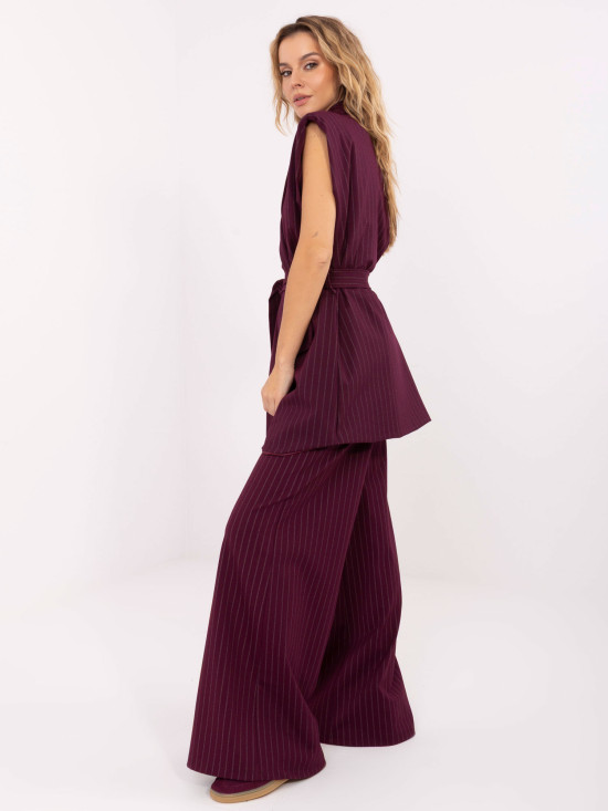 Elegantná bordová vesta s pásikmi a opaskom