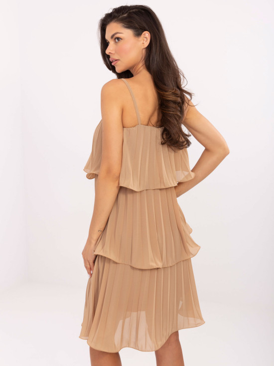 Elegantné koktailové šaty v camel farbe