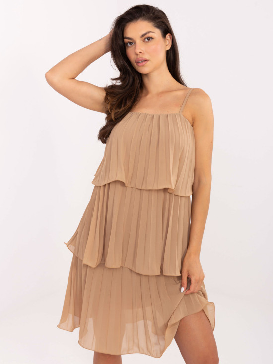 Elegantné koktailové šaty v camel farbe