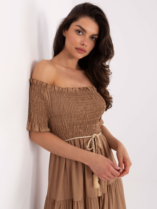 Camel hnedé letné midi šaty s off-shoulder strihom