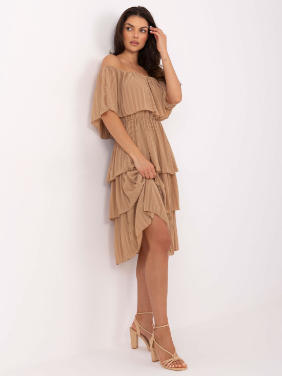 Camel hnedé elegantné off-shoulder šaty s volánom