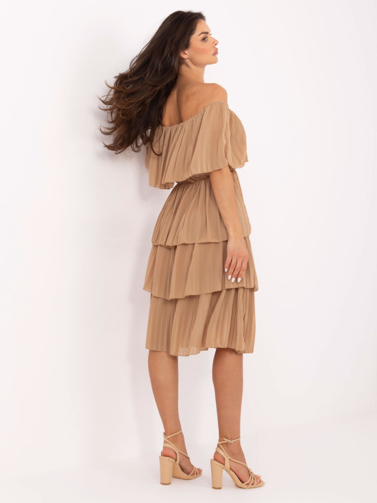 Camel hnedé elegantné off-shoulder šaty s volánom