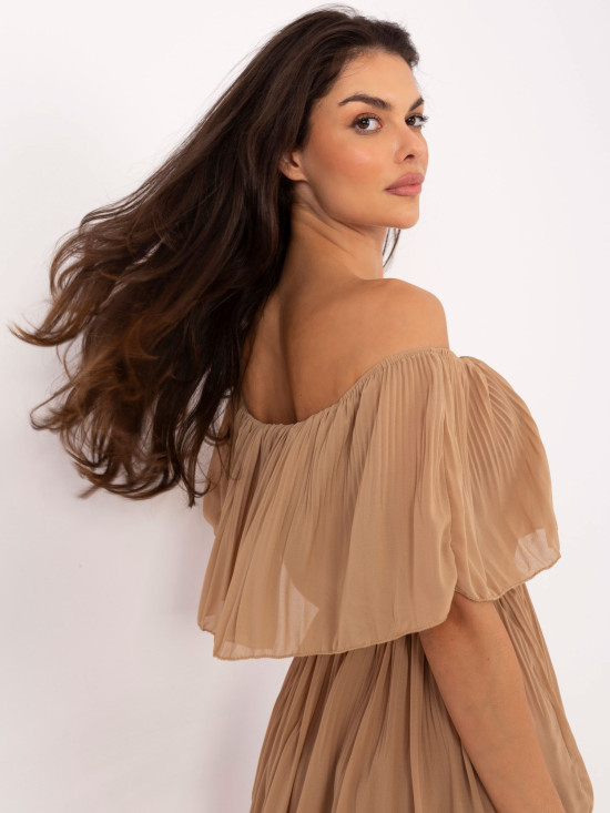 Camel hnedé elegantné off-shoulder šaty s volánom