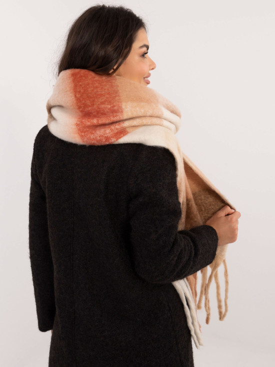 Hnedý šál s károvaným vzorom