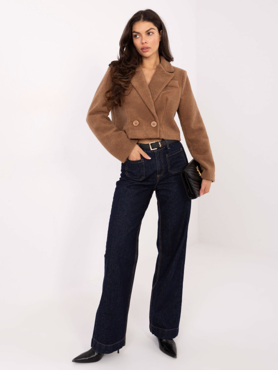 Krátky elegantný kabát v hnedej farbe