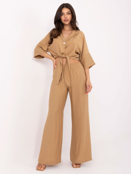 Elegantný komplet v camelovej farbe