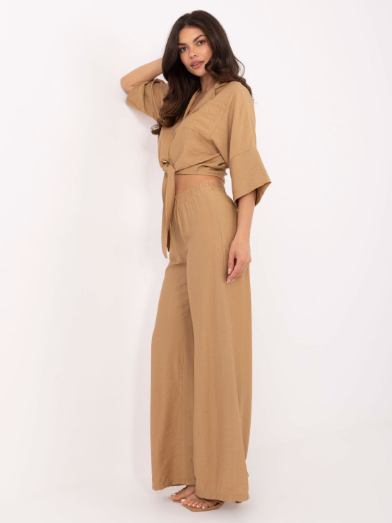 Elegantný komplet v camelovej farbe