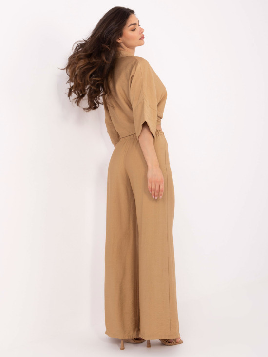Elegantný komplet v camelovej farbe