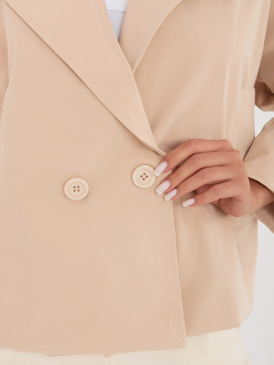 Krátky prechodný kabát v camel farbe