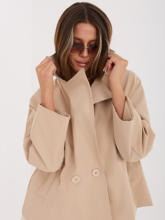 Krátky prechodný kabát v camel farbe