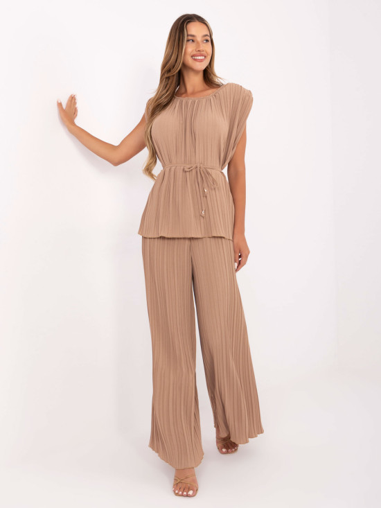 Elegantný komplet v camelovej farbe