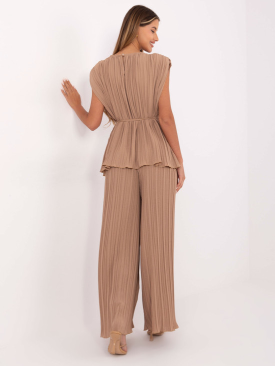 Elegantný komplet v camelovej farbe