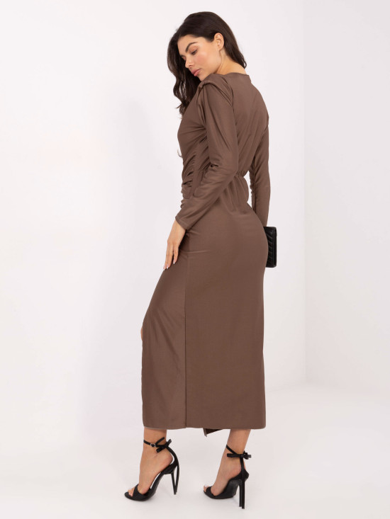 Elegantné tmavobéžové maxi šaty s dlhým rukávom a prekladaným výstrihom
