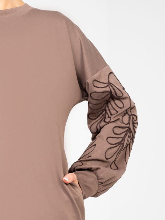 Tmavobéžové mini šaty s výšivkou a balónovými rukávmi