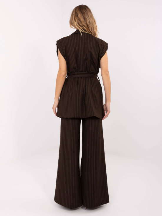 Elegantná hnedá pruhovaná vesta s opaskom