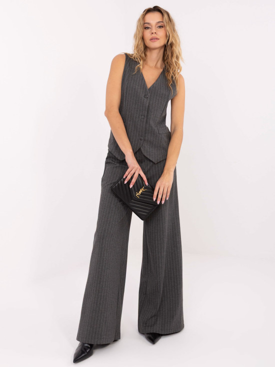 Elegantná sivá dámska vesta s pásikmi