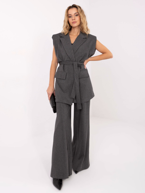 Elegantná sivá pruhovaná vesta s opaskom