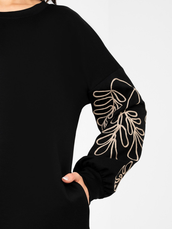 Čierne mini šaty s výšivkou a balónovými rukávmi