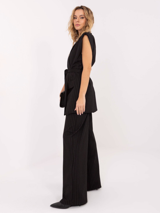 Elegantná čierna pruhovaná vesta s opaskom