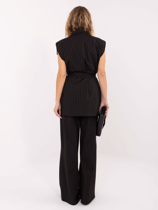 Elegantná čierna pruhovaná vesta s opaskom