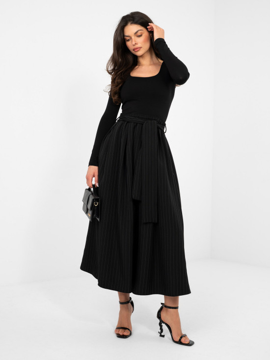 Čierna elegantná midi sukňa s pásikmi a opaskom