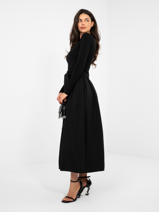 Čierna elegantná midi sukňa s pásikmi a opaskom