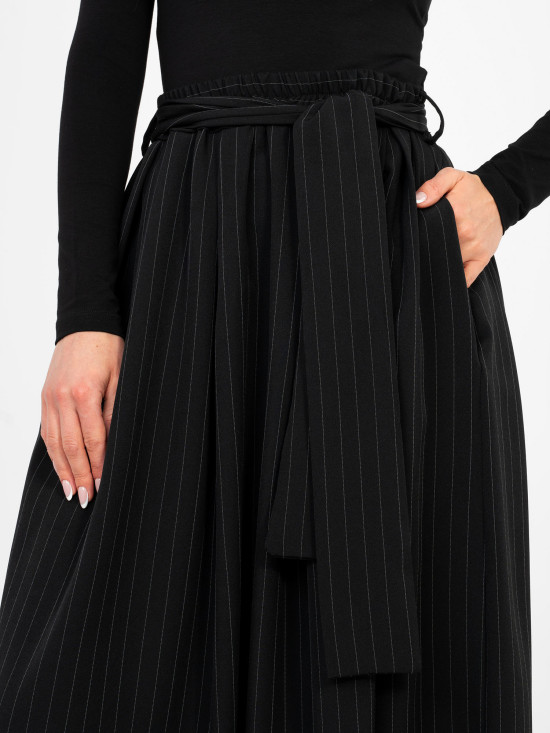 Čierna elegantná midi sukňa s pásikmi a opaskom