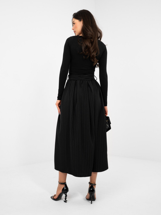 Čierna elegantná midi sukňa s pásikmi a opaskom