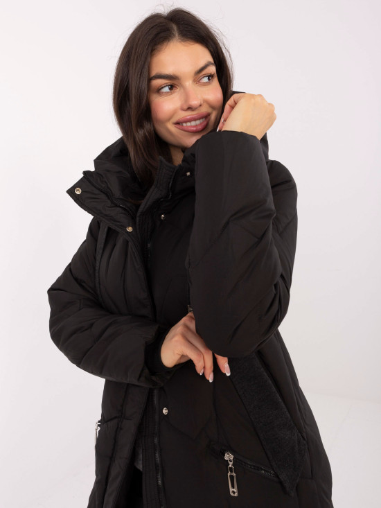 Dlhý čierny prešívaný kabát s kapucňou