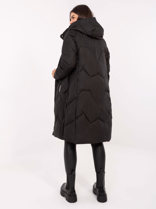 Dlhý čierny prešívaný kabát s kapucňou