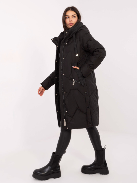 Dlhý čierny prešívaný kabát s kapucňou