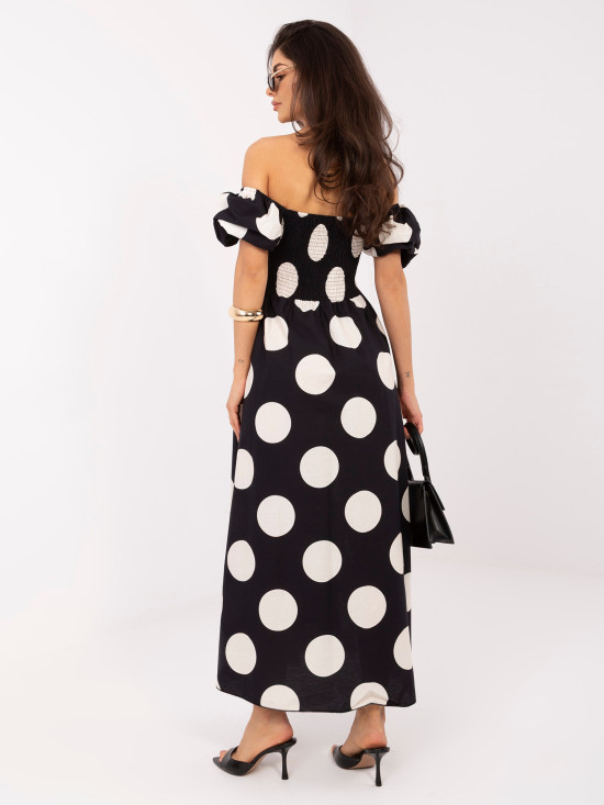 Čierne maxi šaty s bodkami a odhalenými ramenami
