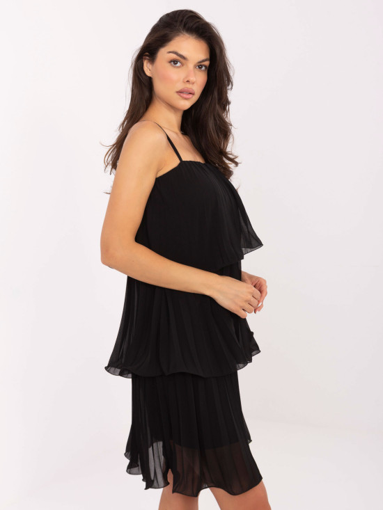 Elegantné čierne koktailové šaty