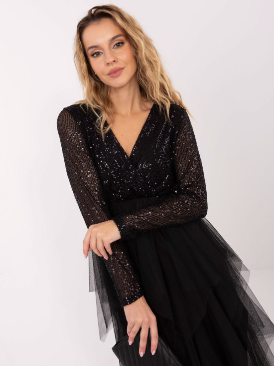 Čierne rozšírené šaty s flitrovou aplikáciou