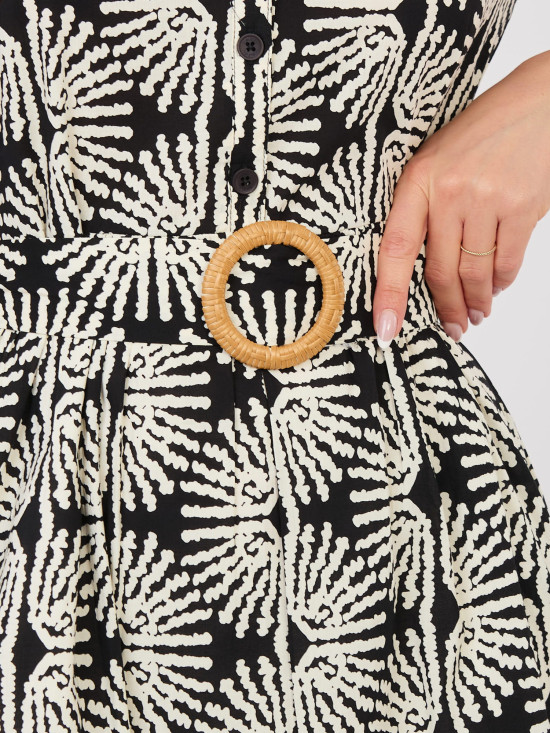 Čierne šaty s opaskom a volánom