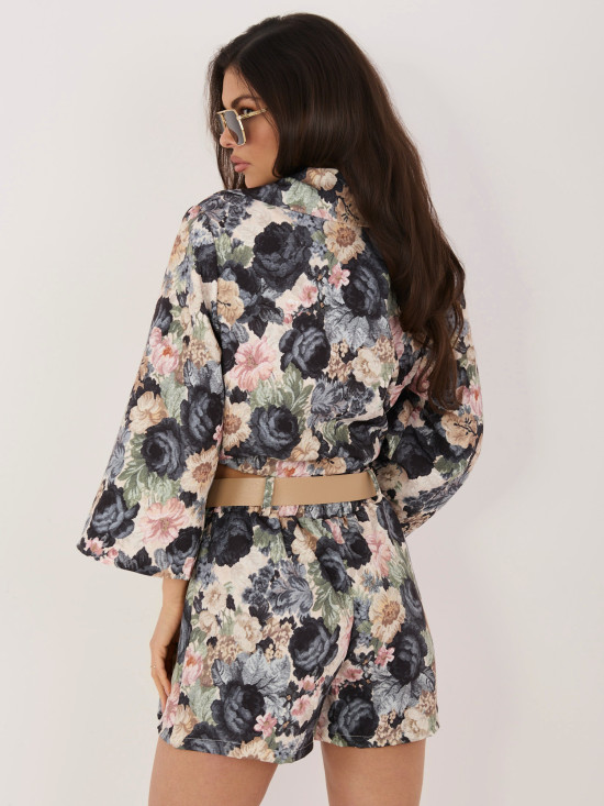 Čierne kvetované šortky so širokými nohavicami a opaskom