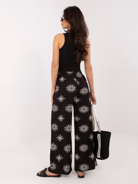 Čierne palazzo nohavice s opaskom a potlačou