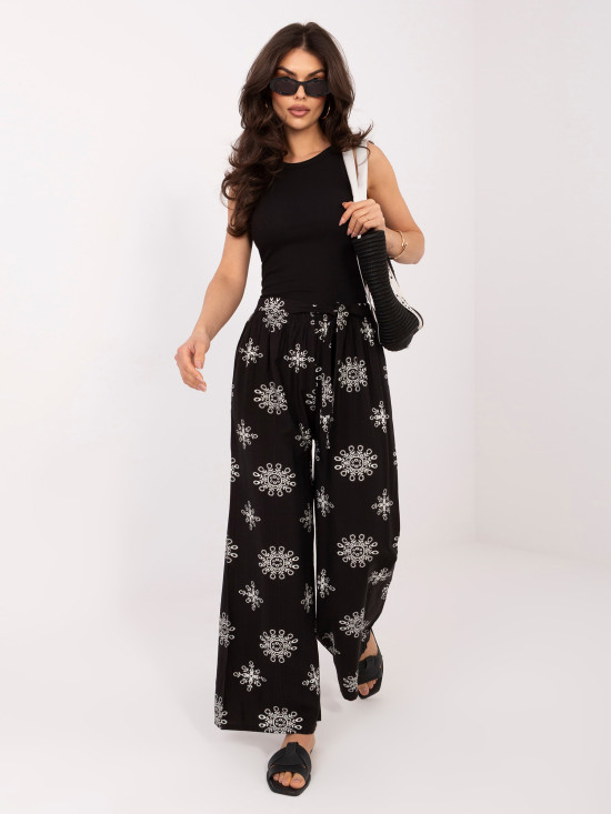 Čierne palazzo nohavice s opaskom a potlačou