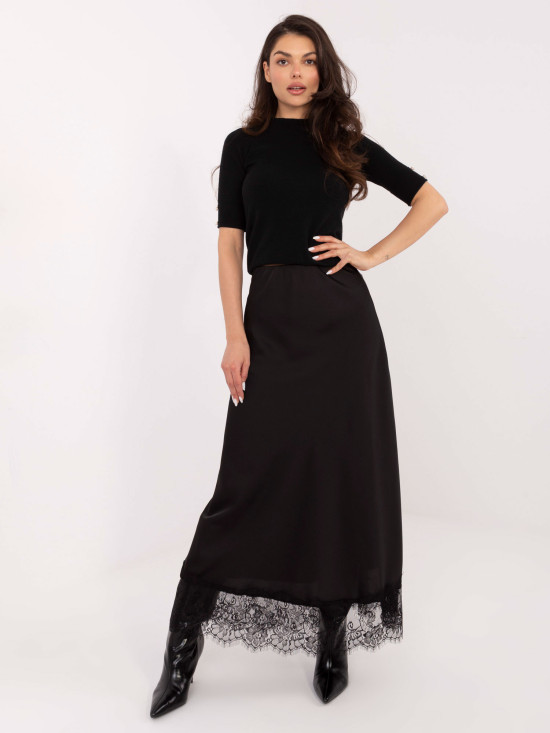 Čierny elegantný pulóver s polorolákom a gombíkmi