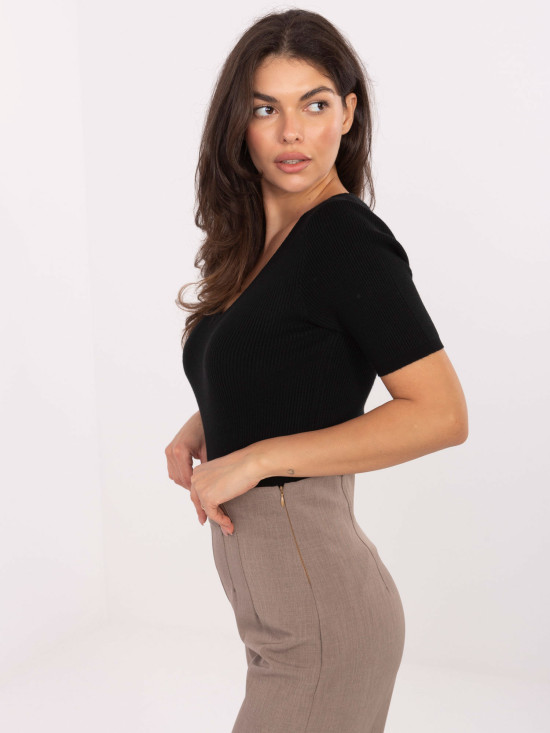 Čierny rebrovaný pulóver s krátkym rukávom a V-výstrihom