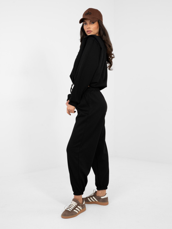 Čierny dámsky komplet s viazaním a ramennými vypchávkami