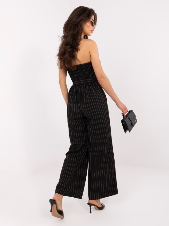 Čierny pruhovaný overal s opaskom a širokými nohavicami