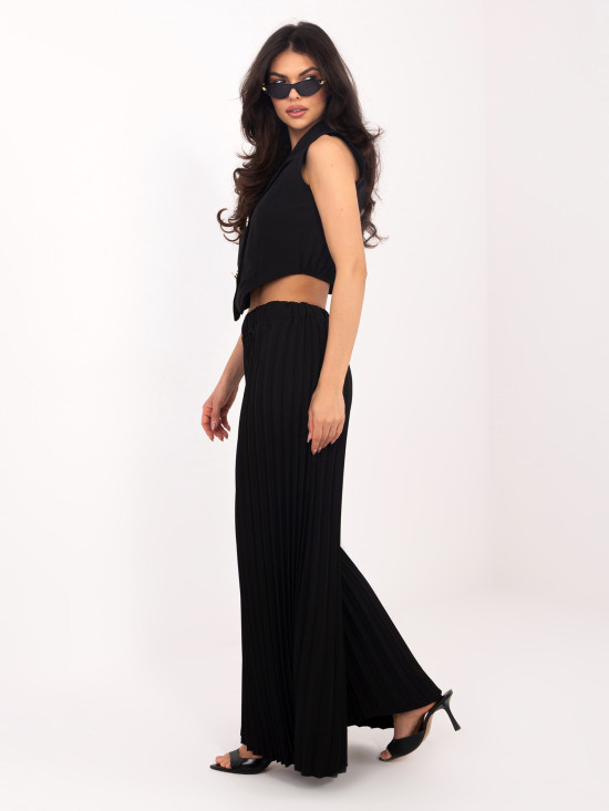 Elegantná čierna súprava s vestou a nohavicami