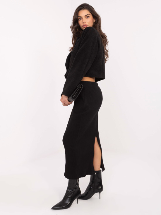 Krátky elegantný čierny kabát s podšívkou