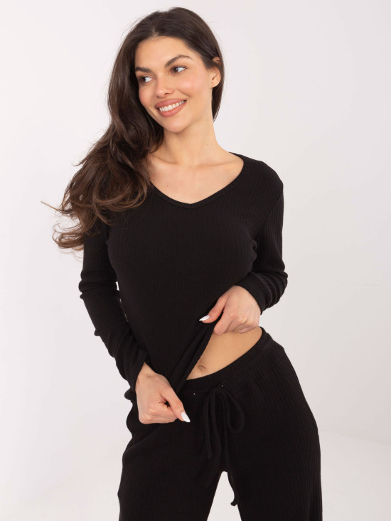 Čierny rebrovaný pulóver s V-výstrihom
