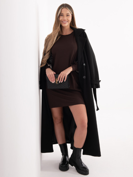 Krátke hnedé šaty s výšivkou a bufanými rukávmi