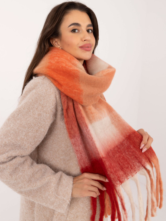 Červený šál s károvaným vzorom