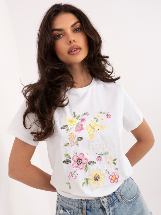 Biele tričko s aplikáciou a výšivkou