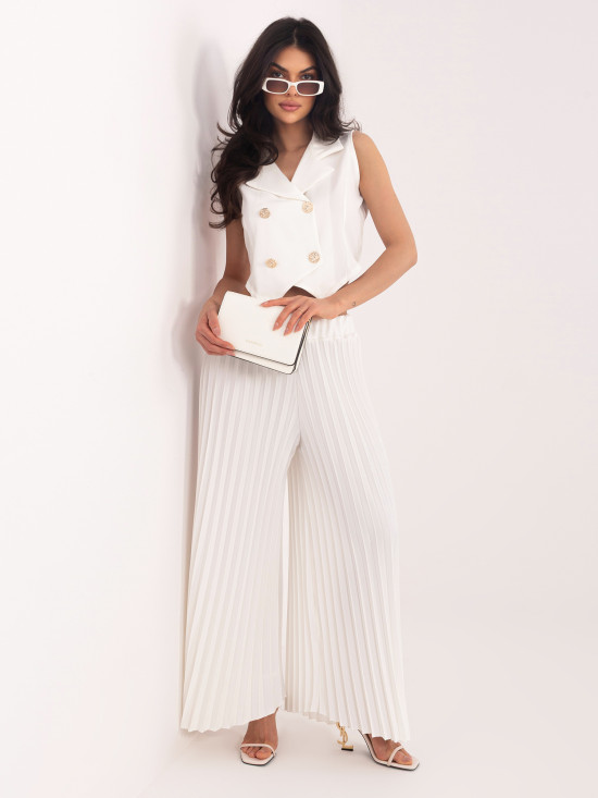 Elegantná súprava v ecru farbe – vesta a nohavice